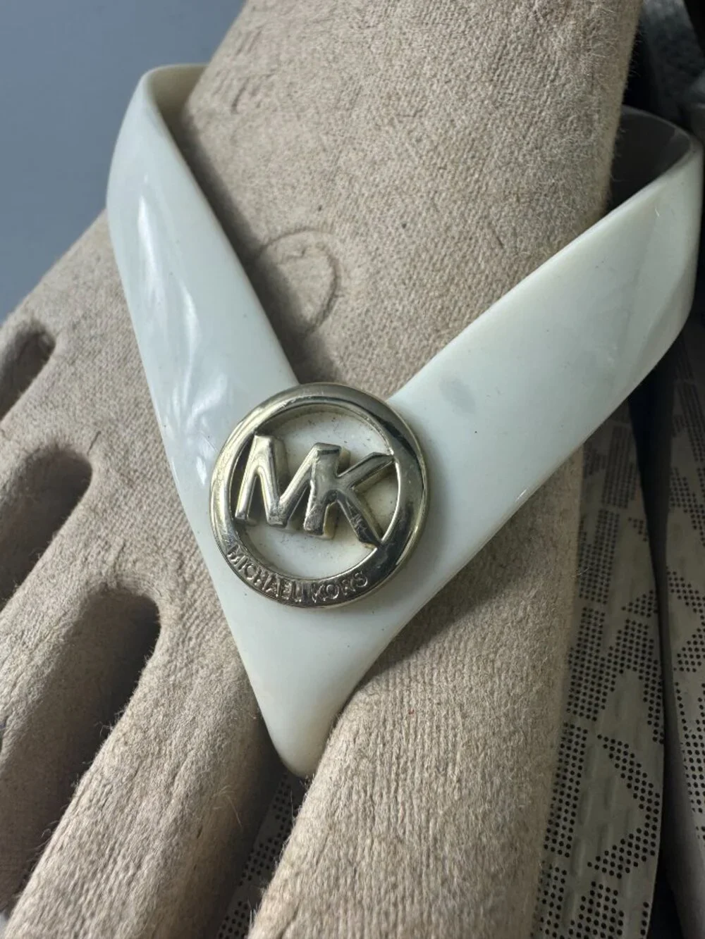 MICHAEL Michael Kors VANILLA WHITE FLIP FLOP MK LOGO SANDALS - Size 8